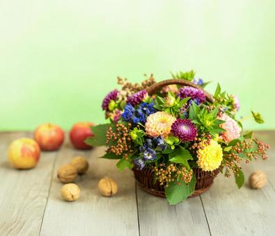花かごに秋の花をアレンジ 花かごに秋の花をアレンジの写真
