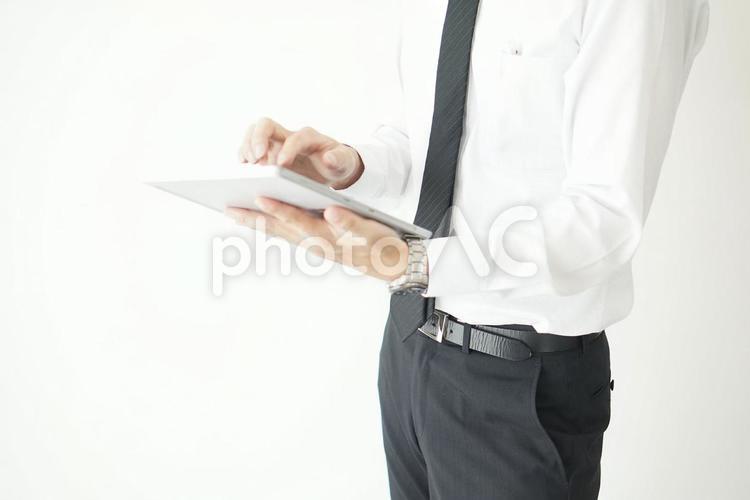 タブレットを操作する男性 サラリーマン,仕事,ビジネスの写真素材