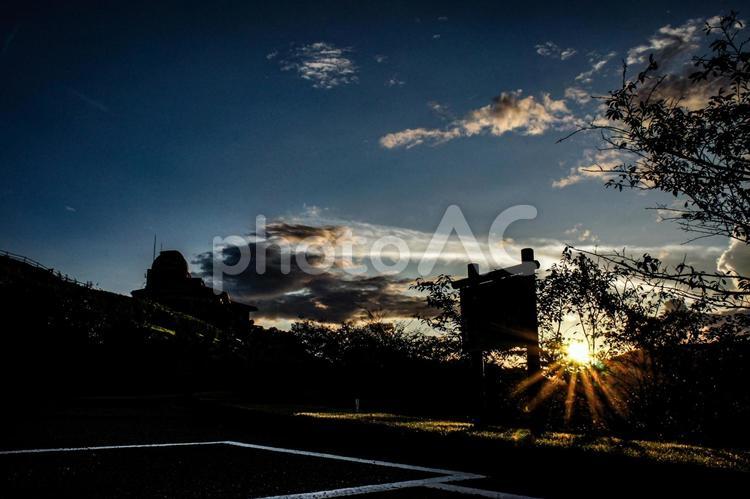 ＜五島の風景＞山の上の駐車場からの日の出 風景,夜明け,日の出の写真素材