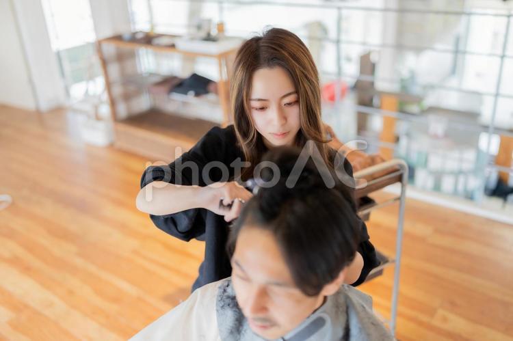 男性客の髪をカットする美容師 スタイリスト,カット,スタイルの写真素材