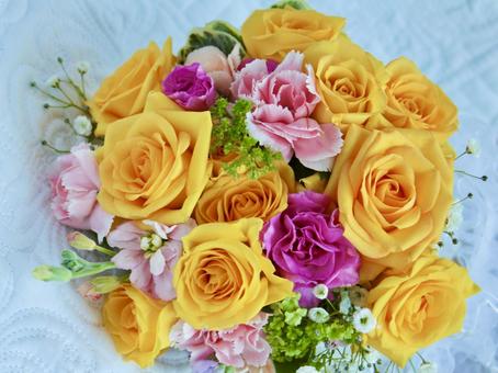 バラとカーネーションのラウンドブーケ ブーケ,花,黄色の写真素材