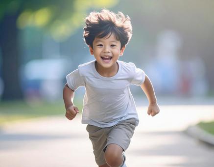 走る少年の写真