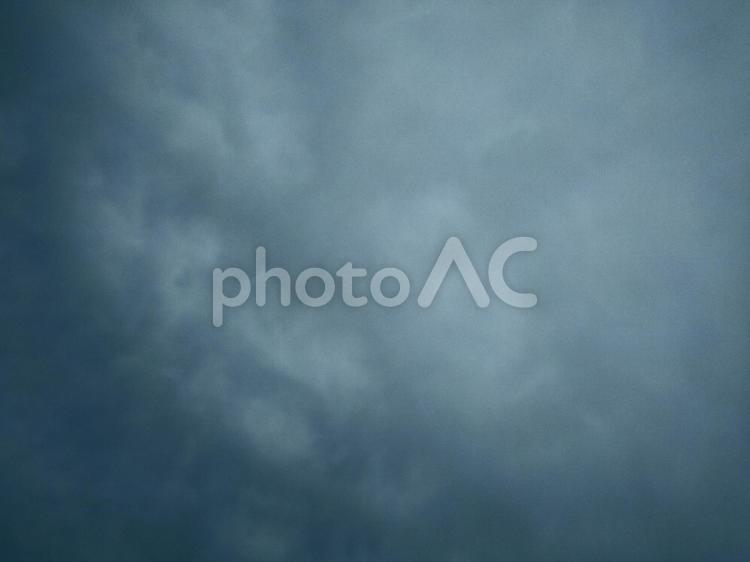 曇り空（梅雨の雨空）① 暗い,空,曇天の写真素材
