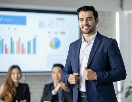 プレゼンをするビジネスマン プレゼンをするビジネスマンの写真