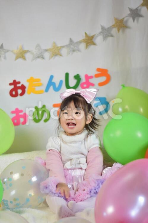 ２歳おめでとう 誕生日,２歳,子供の写真素材