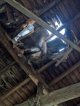 屋根の穴あき 屋根,雨漏り,凹凸の写真素材