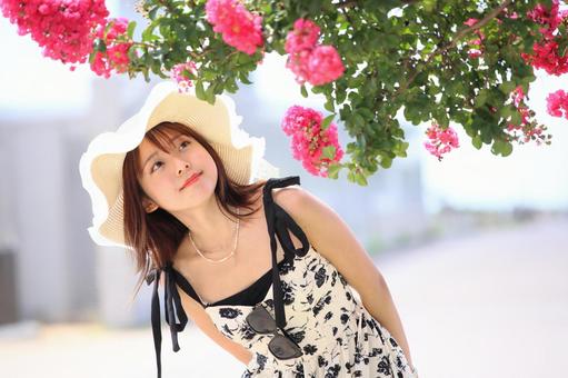 サルスベリの花を見る女性 サルスベリの花を見る女性の写真