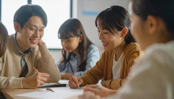 保護者会 放課後の小学校で会議をする人々 保護者会 放課後の小学校で会議をする人々の写真