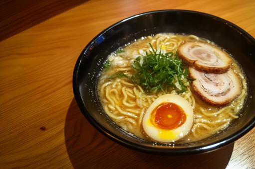 醤油とんこつラーメン 醤油とんこつラーメンの写真