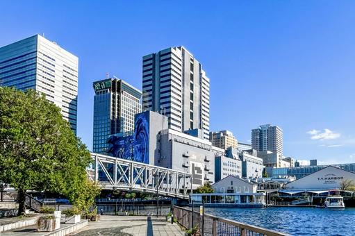 天王洲の運河と橋の向こうに広がる高層ビル 天王洲ふれあい橋,天王州アイル,水辺の写真素材