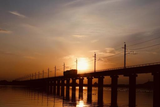 夕日 夕暮れ,川,シルエットの写真素材