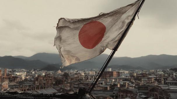 廃墟に翻る古びた日本国旗:歴史の記憶 廃墟に翻る古びた日本国旗:歴史の記憶の写真