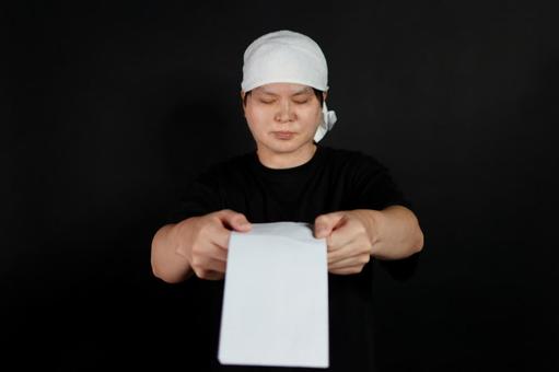 書類を渡す和服の男性 書類を渡す和服の男性 男性,書類,白い布の写真素材