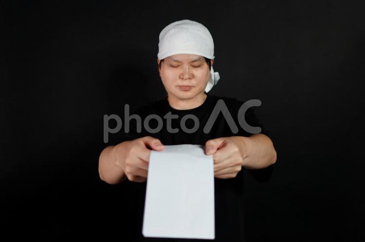 書類を渡す和服の男性 男性,書類,白い布の写真素材