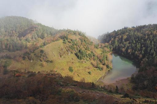 太陽の光が当たった山肌 太陽の光が当たった山肌 山,太陽,秋の写真素材