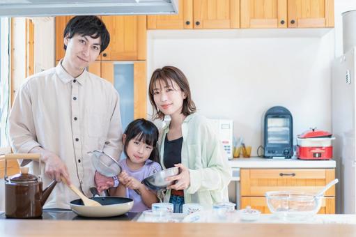 家族で料理を作る仲良しのファミリー 家族で料理を作る仲良しのファミリー ママ,みんなで,一緒にの写真素材