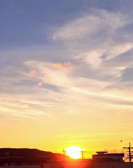 山に沈む夕日 山に沈む夕日 夕日,夕焼け,空の写真素材