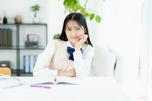 自宅で勉強をする女子高生 自宅で勉強をする女子高生の写真