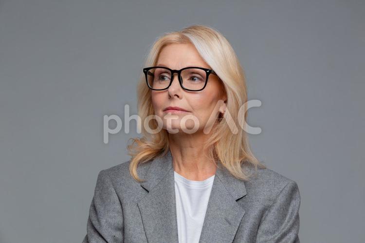 無表情で遠くを見る金髪女性 女性,ビジネスマン,無表情の写真素材