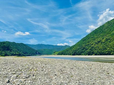 河原と山 河原と山の写真