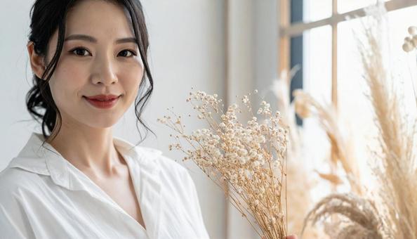 ドライフラワーの花束を持つ日本人女性の写真