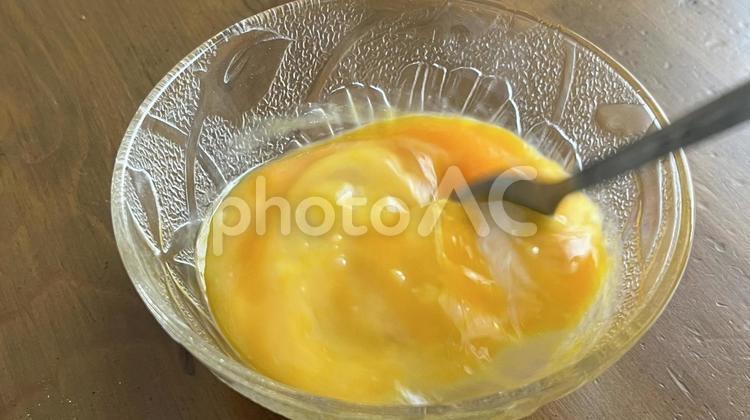 卵をとく 卵,生卵,卵料理の写真素材