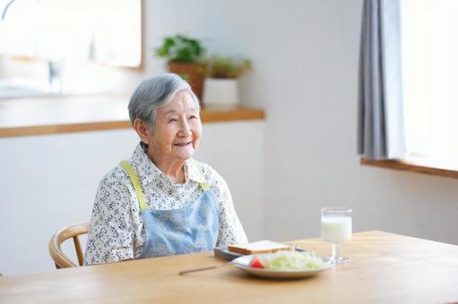 窓際で朝食を食べようとしている女性 女性,食事,朝食の写真素材