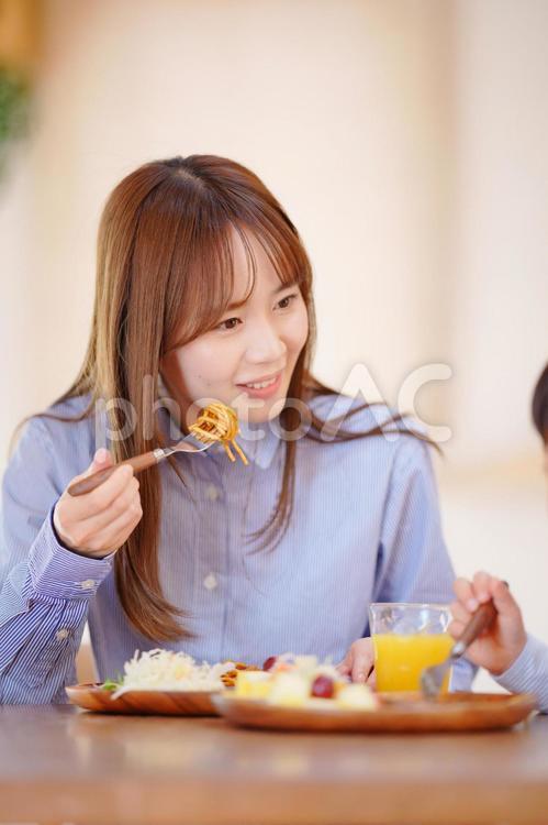 子供と食事をするお母さん 親子,食事,ランチの写真素材