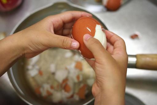 シンクでゆで卵の殻をむく子どもの手 子ども,料理,お手伝いの写真素材