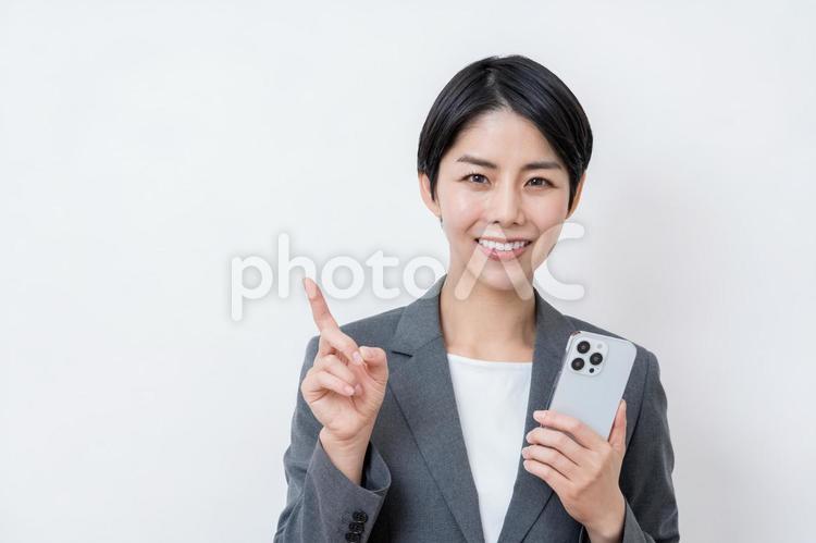 提案するビジネスパーソンの女性。 提案,スマホ,スマートフォンの写真素材
