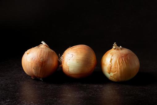 3個の玉ねぎ 3個の玉ねぎ 玉ねぎ,タマネギ,たまねぎの写真素材