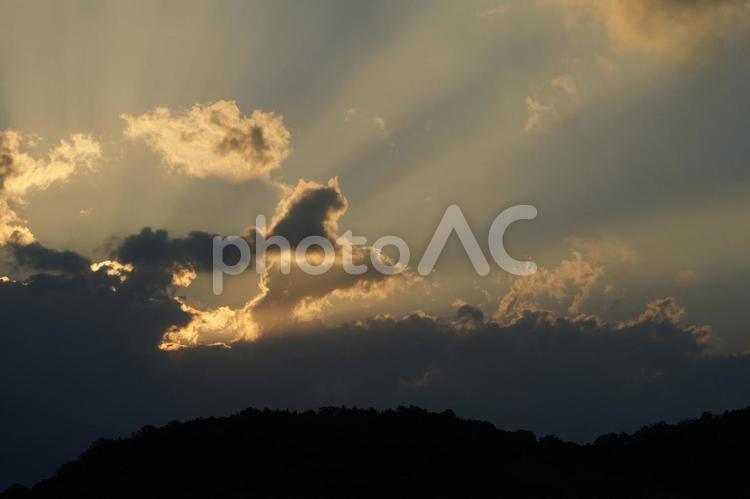太陽が昇り始めた早朝の空 日の出,朝,光芒の写真素材