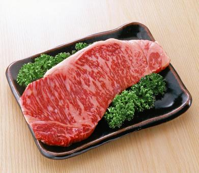 牛サーロインステーキ(生肉) 牛サーロインステーキ(生肉)の写真
