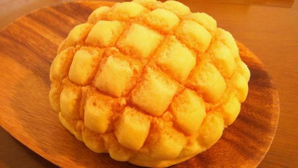 メロンパン メロンパン メロンパン,木皿,菓子パンの写真素材