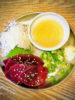 絶品、鶏レバ刺しとごま油 絶品、鶏レバ刺しとごま油 レバ刺し,鶏肉,ごま油の写真素材