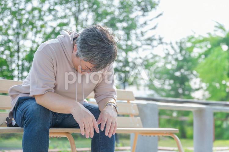 落ち込む男性 男性,中年,アジアンの写真素材