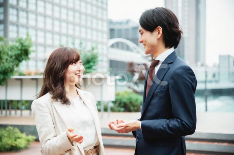 都会のビジネスマン、ビジネスウーマン（話す） ビジネス,ビジネスマン,スーツの写真素材