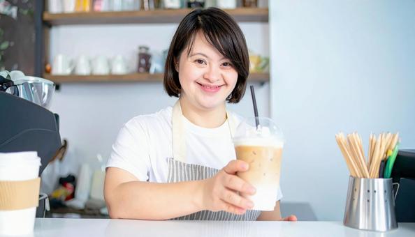 カフェで働くダウン症の女性の笑顔 カフェで働くダウン症の女性の笑顔の写真