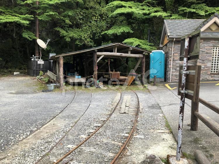 縄文杉へと続くトロッコの車庫 トロッコ道,山道,山の写真素材