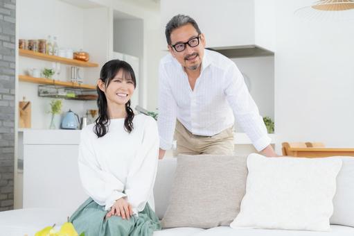 リビングでくつろぐミドルの夫婦 リビングでくつろぐミドルの夫婦 夫婦,家族,ミドルの写真素材