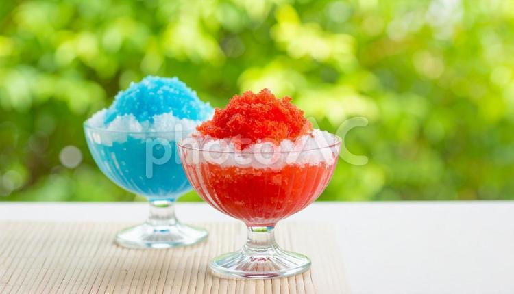 赤いイチゴシロップと青いシロップのかき氷 かき氷,冷菓,夏の写真素材