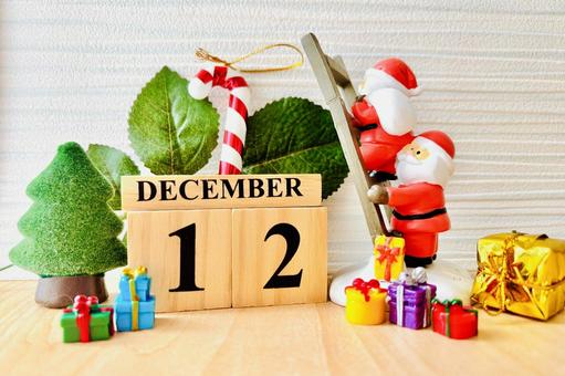 12月とプレゼントを準備するサンタ 12月,背景,カレンダーの写真素材