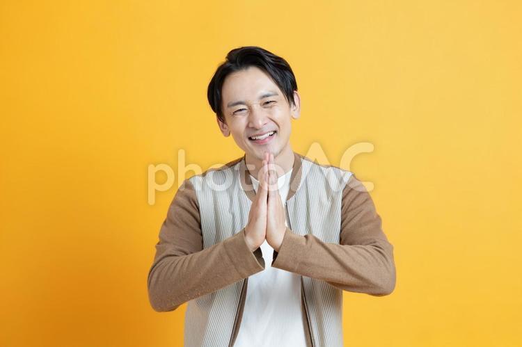 お願いをする日本人男性 男性,イケメン,夫の写真素材