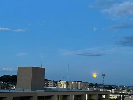 夕暮れの街並み 夕方,月,都市風景の写真素材