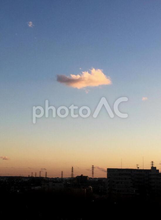 夕暮れ 夕焼け,空,街並みの写真素材