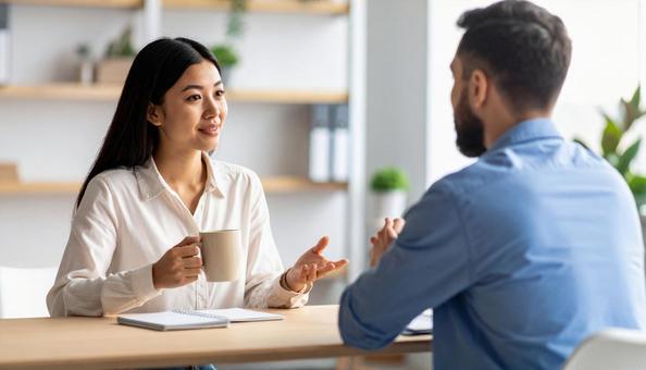 マンツーマンで英会話教室で話す日本人女性の写真