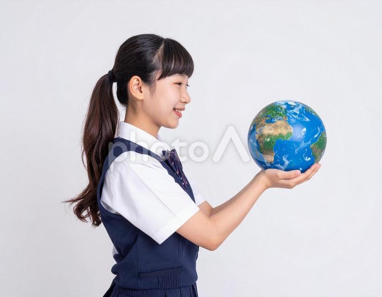 地球のような球体を持った女子生徒 地球,女子生徒,球体の写真素材