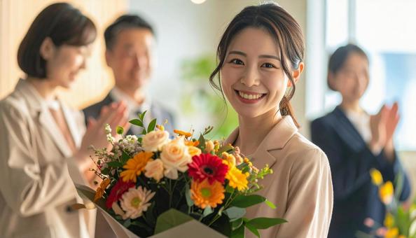 祝福され退職する女性社員 祝福され退職する女性社員の写真