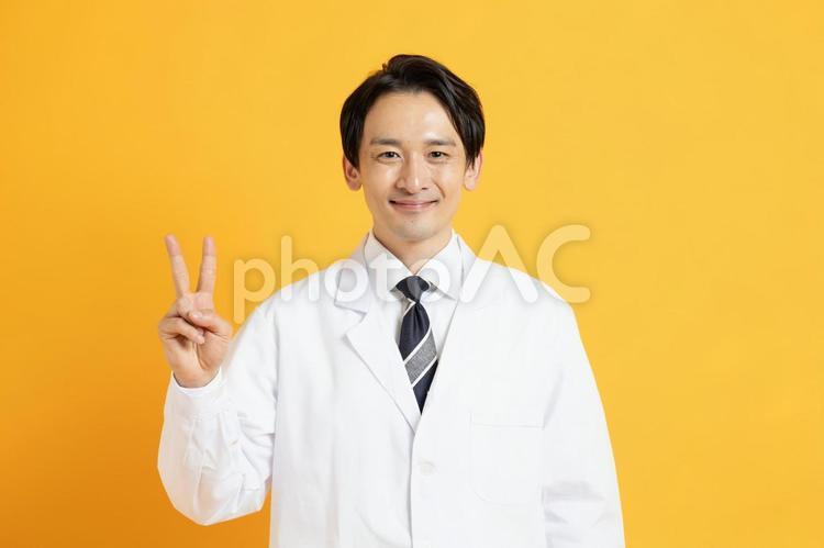 2本指を立てる男性の医者 イケメン,ハンサム,プロフィール写真の写真素材
