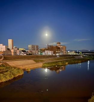 夜空と満月　福井県の足羽川 夜空,満月,福井県の写真素材